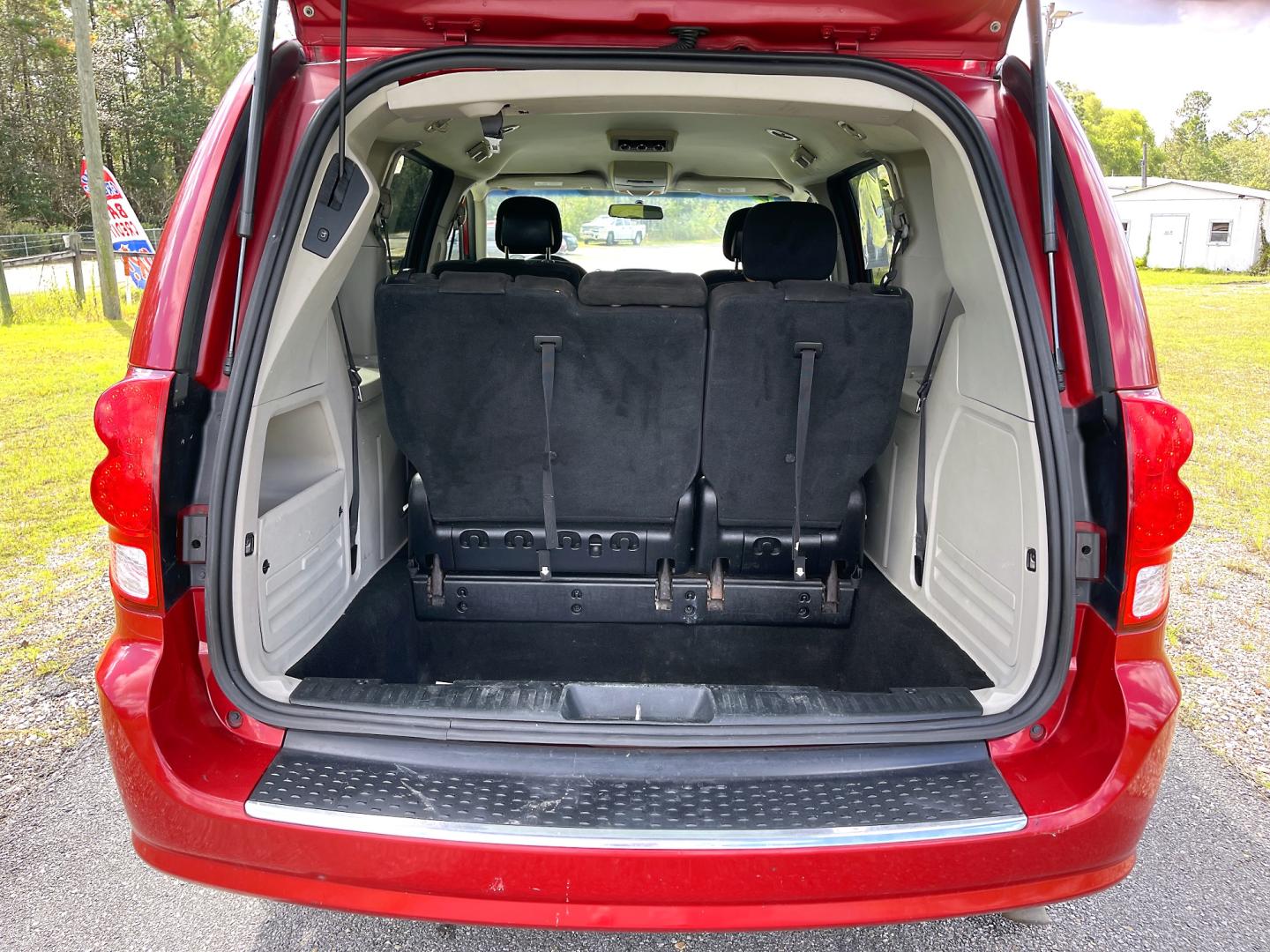 2016 Red Dodge Grand Caravan SXT (2C4RDGCG4GR) with an 3.6L V6 DOHC 24V engine, 6Automatic transmission, located at 18001 Kellogg Rd, Saucier, MS, 39574, (228) 832-1441, 39.421459, -76.641457 - Photo#10